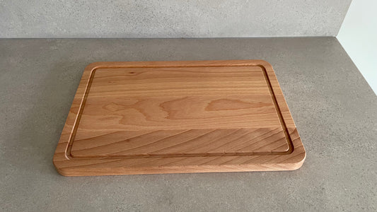 das schneidebrett mit saftrinne für den fleisch oder gemüsesaft oder saftrille schneidebrett aus holz und nachhaltigem holz aus europa