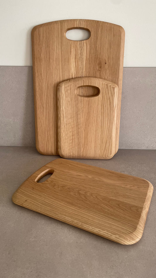 SET: Charcuterie Brett Eiche mit Griff, ein hochwertiges Schneidebrett für die Küche. Ideal für kesper schneidebrett.